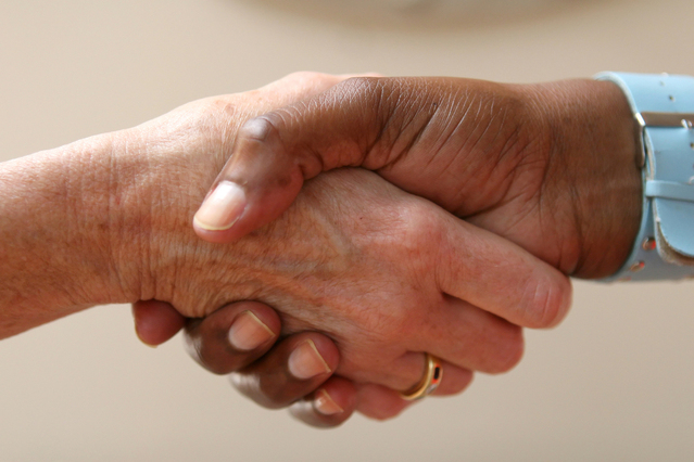 how-to-avoid-hand-pain-during-handshake