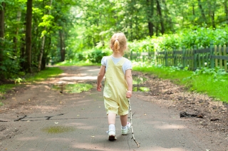 child-walking-habits-feet-care