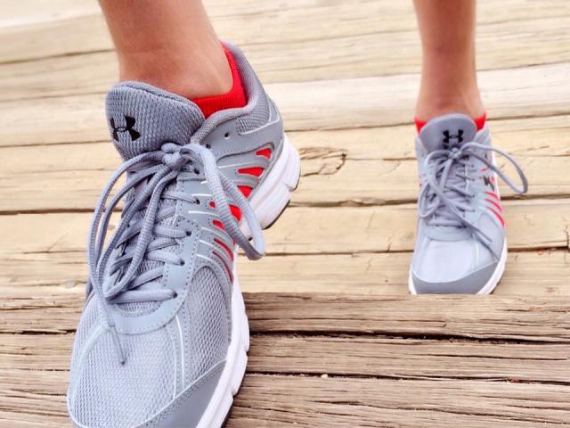 Proper footwear can improve the experience of running with flat feet