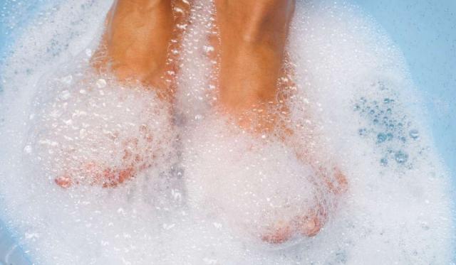 moisturize-feet-health