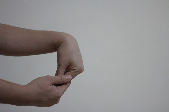 prevent-hand-pain-wrist-stretch