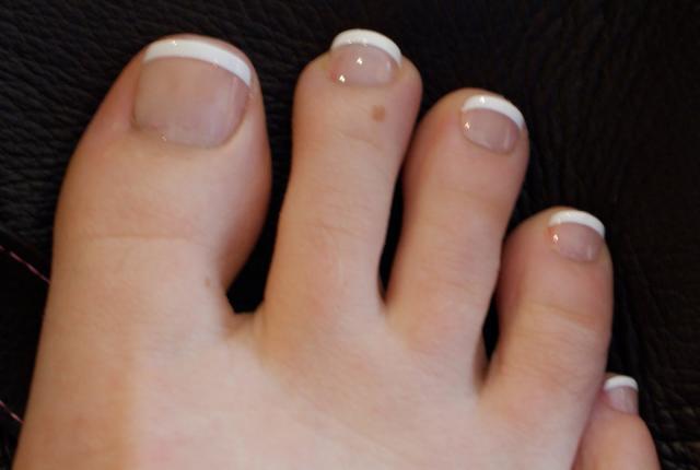 trim-toenails-health-feet
