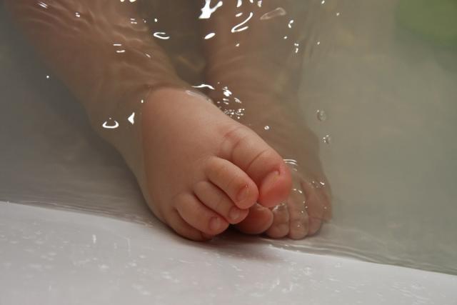 wash and dry your children's feet for good foot health
